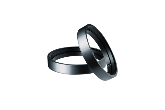 2 schwarze Gleitringe mit glatter, polierter Oberfläche
